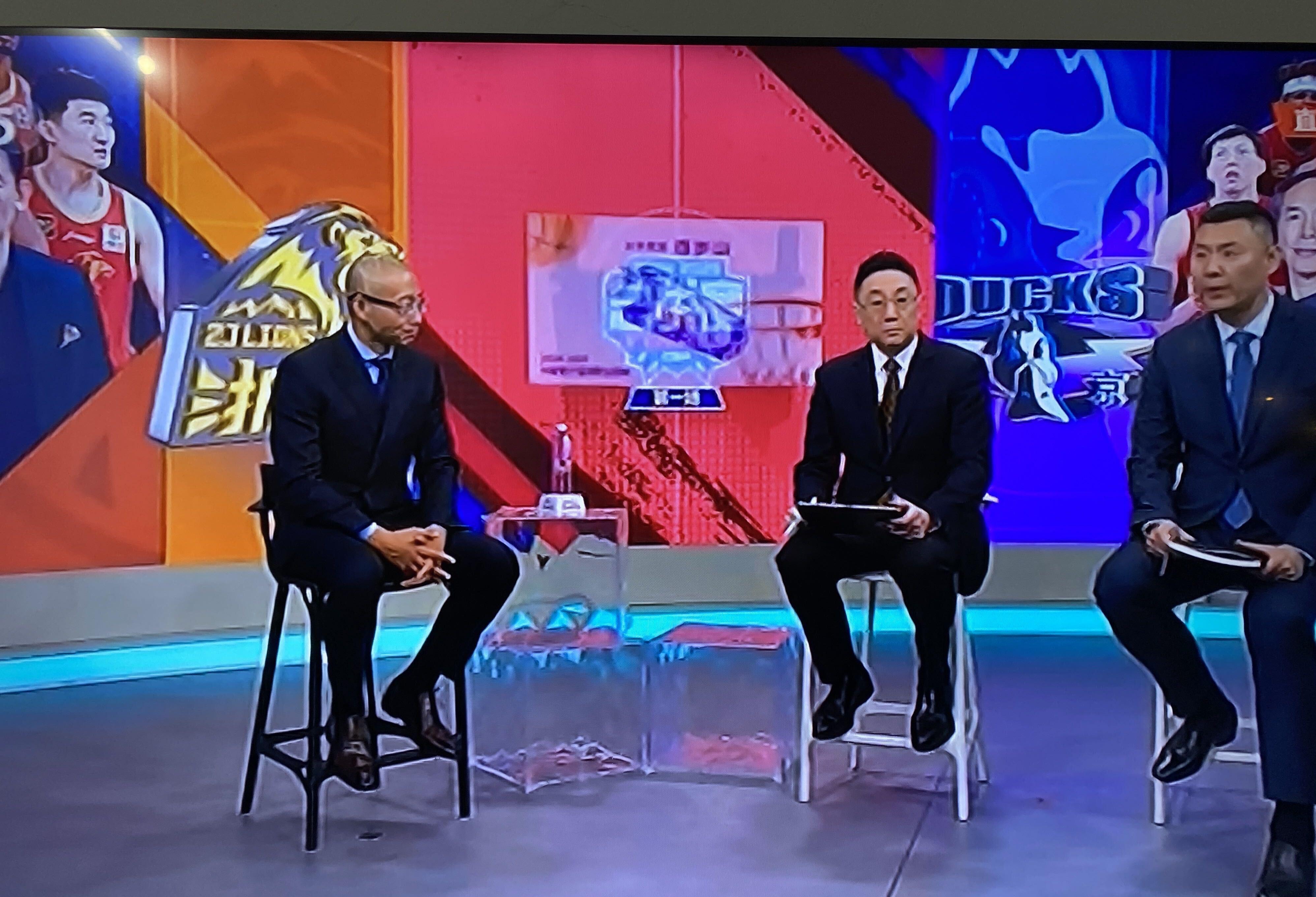 攻略-集结日突围战来临，广厦男篮围绕社区盾队长鼓劲，底气十足，身体对抗强度拉满(村社区篮球队入场词100字最新)