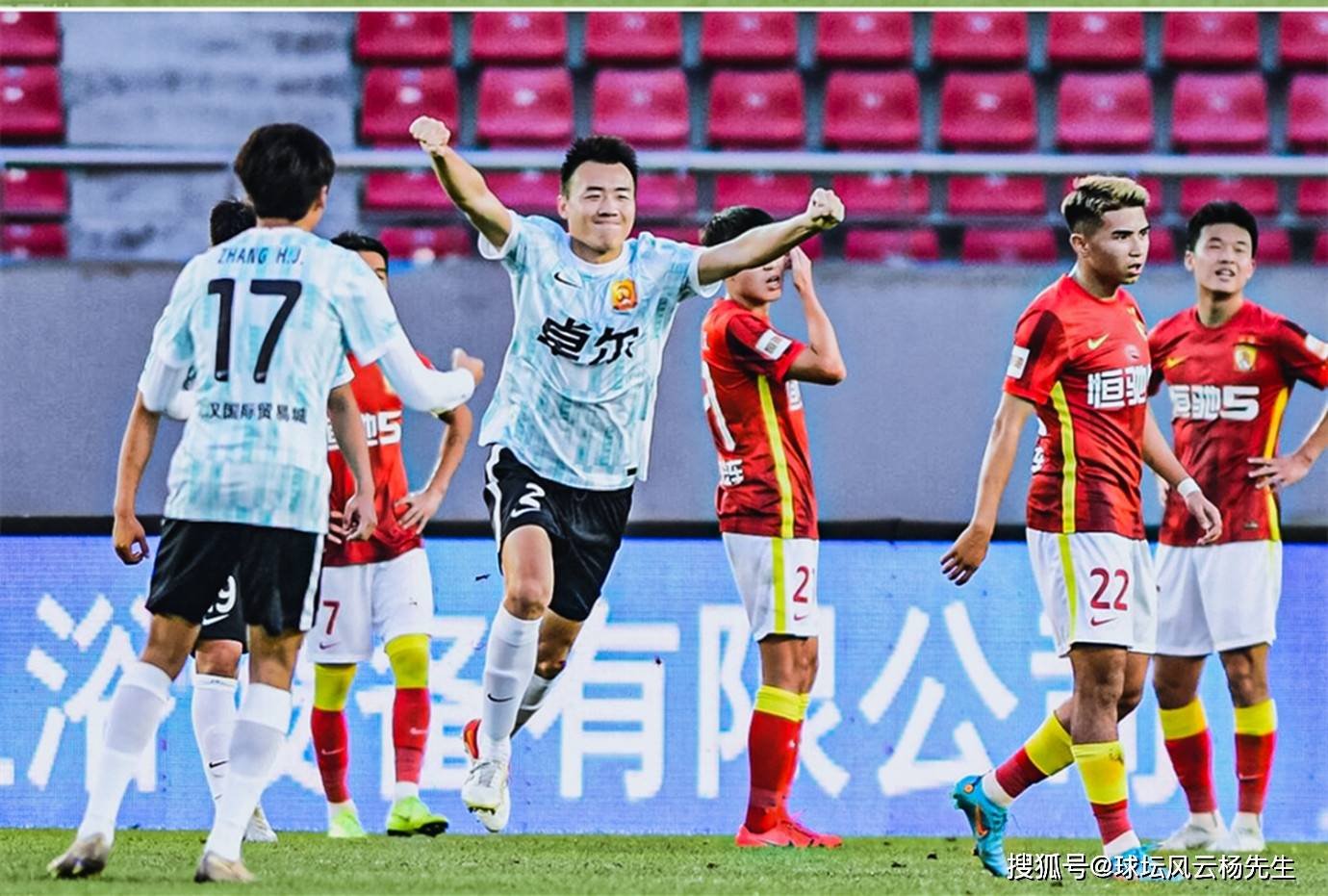 明星解说视频-包含今晨广州队调整名单以备德甲，门线救险环节打磨，底气十足，团队化学反应显著的词条